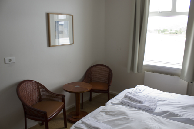 2011-07-05_17-21-26 island.jpg - Unser spartanisches Zimmer im Edda-Hotel Hfn